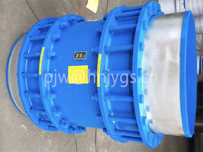 Gland type expansion joint